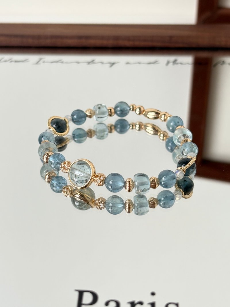 Shallow Sea Light /// Blue Topaz Devil's Sea Blue Chalcedony Aquamarine Moonstone Expressiveness Positive Energy - สร้อยข้อมือ - คริสตัล สีน้ำเงิน
