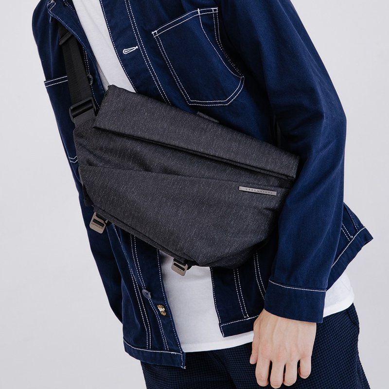 Urbanature - Radiant R1 Speedy Action Shoulder Bag - Stone Black - กระเป๋าแมสเซนเจอร์ - เส้นใยสังเคราะห์ สีน้ำเงิน