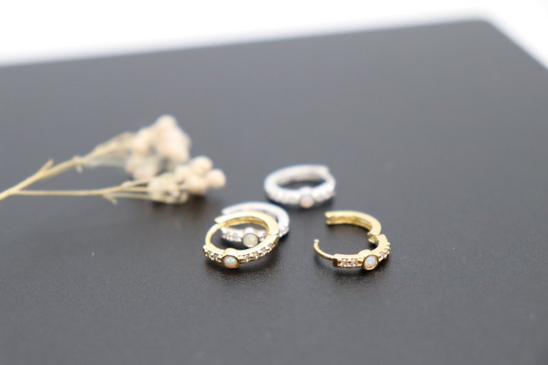 Tiny Opal Cubic Zircon Diamond Hoops Earrings Mini Silver Huggies Hoop Earrings - 耳環/耳夾/耳骨夾 - 銅/黃銅 多色