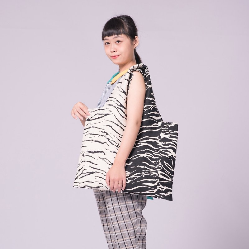 Tweed shoulder bag shoulder bag handbag zebra - กระเป๋าแมสเซนเจอร์ - เส้นใยสังเคราะห์ สีดำ