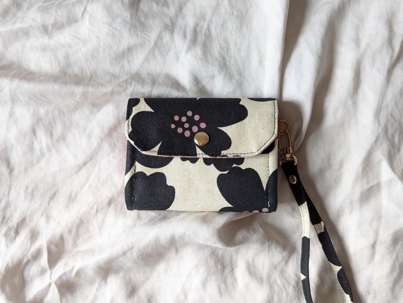 Handmade four-layer coin purse-big black flower style 6 card layers + lanyard - กระเป๋าใส่เหรียญ - ผ้าฝ้าย/ผ้าลินิน 