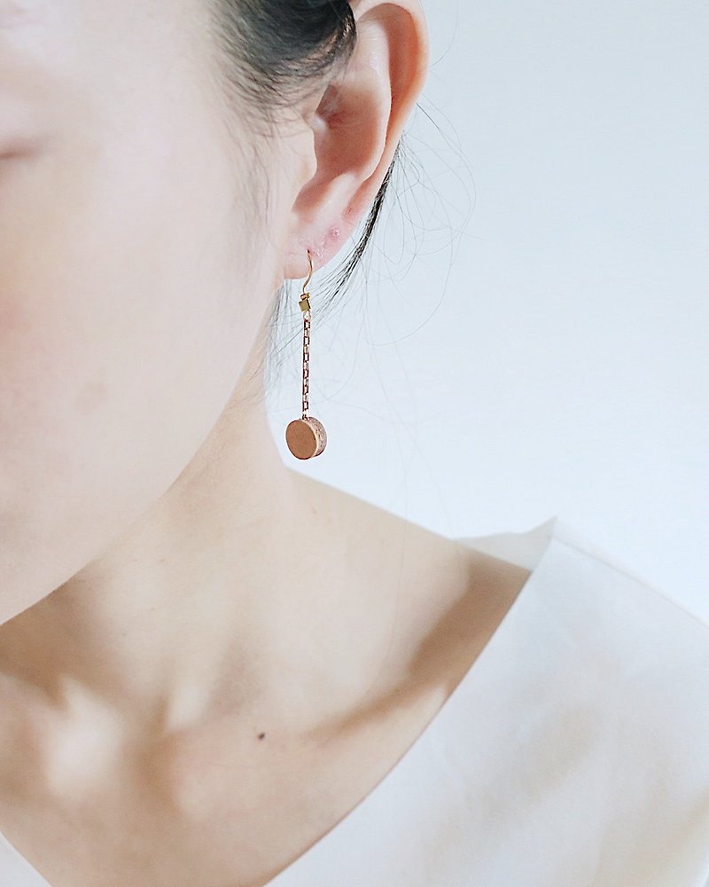 [Endorphin] drape leather copper earrings - Earrings & Clip-ons - Genuine Leather Khaki