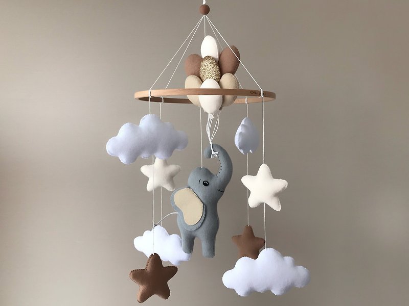 Baby mobile elephant for neutral nursery decor. Crib mobile gray and beige - 寶寶/兒童玩具/玩偶 - 其他材質 灰色