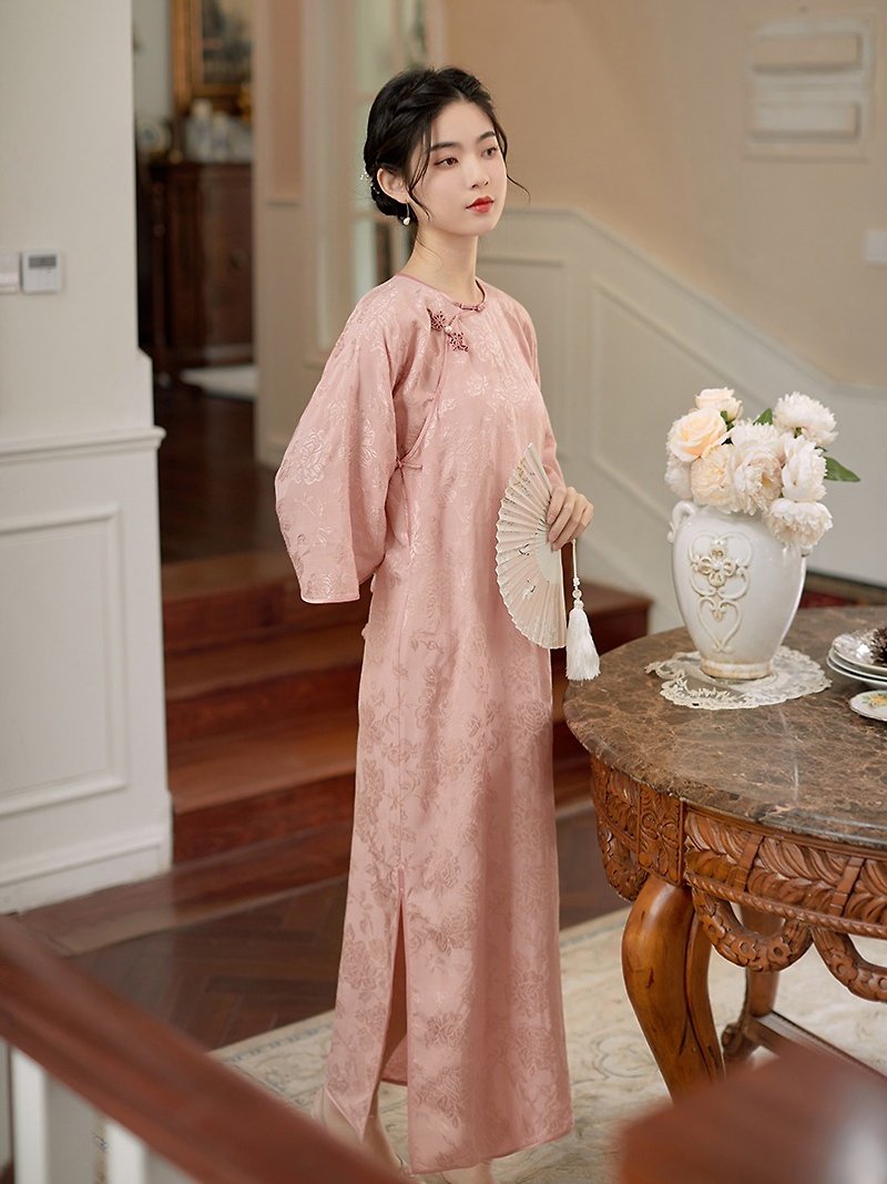 Lotus root pink hibiscus Linen jacquard no collar inverted big-sleeved cheongsam retro improved new Chinese national style dress - กี่เพ้า - เส้นใยสังเคราะห์ สึชมพู
