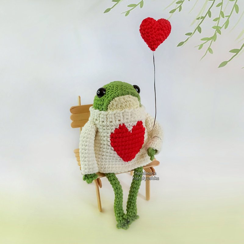 Crochet frog in a sweater, Frog in love, Toad toy, Movable toy green Froggie. - ของเล่นเด็ก - ผ้าฝ้าย/ผ้าลินิน สีเขียว