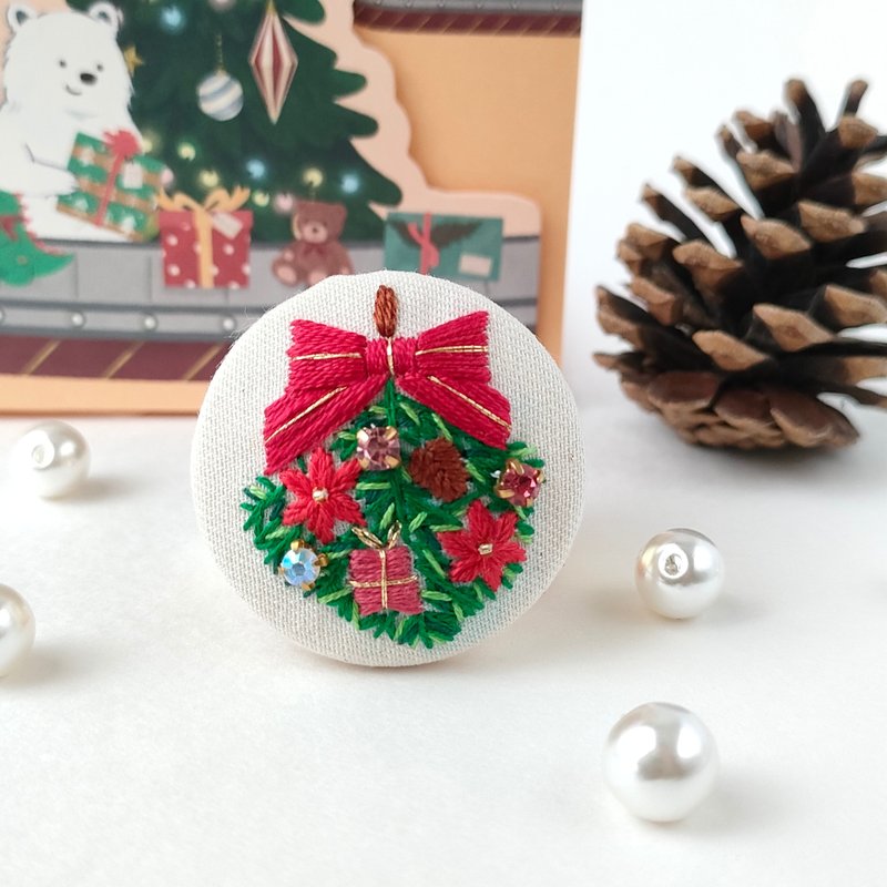 Christmas wreath swag embroidered brooch or embroidered hair tie - เข็มกลัด - ผ้าฝ้าย/ผ้าลินิน สีแดง