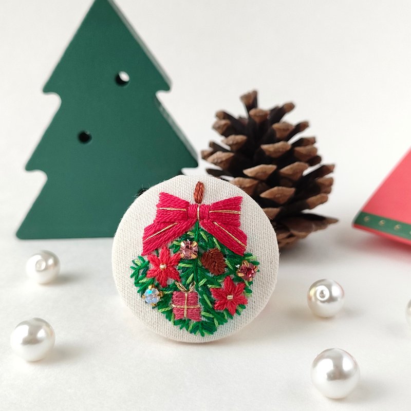 クリスマスリーススワッグの刺繍ブローチor刺繍ヘアゴム - 胸針 - 棉．麻 紅色