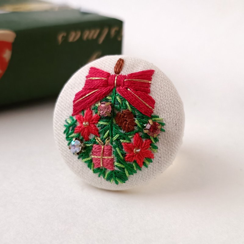 クリスマスリーススワッグの刺繍ブローチor刺繍ヘアゴム - ブローチ - コットン・麻 レッド