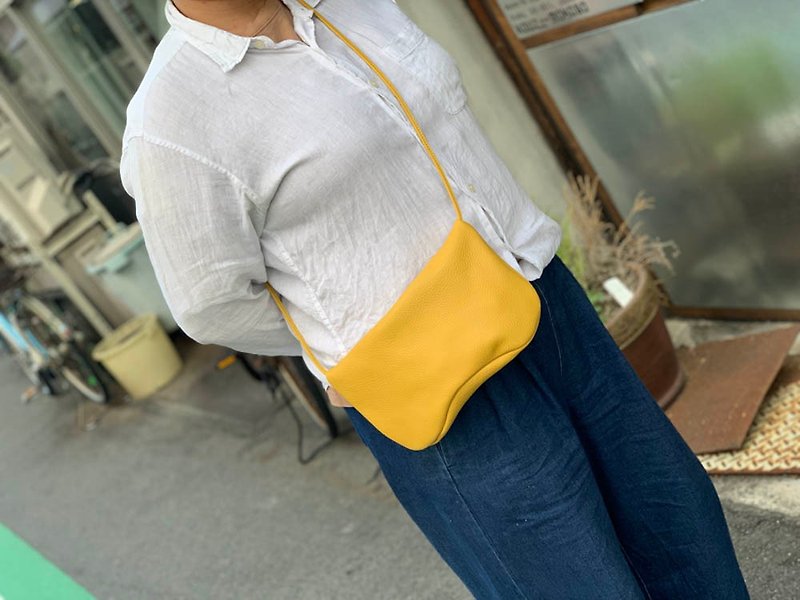 ONE Italian leather Yellow pochette that makes you feel good One seamless pouch bag OSP-YY-Y - กระเป๋าแมสเซนเจอร์ - หนังแท้ สีเหลือง