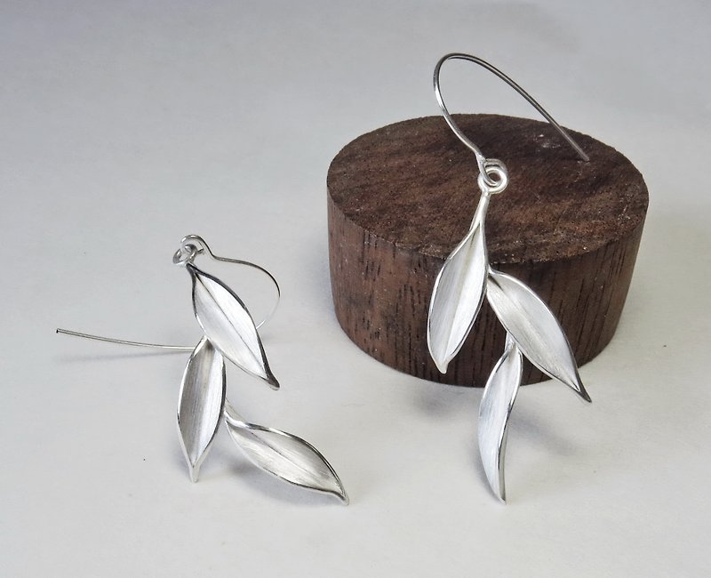 Nature-Dancing In The Wind-Two Leaves Silver Earrings/ handmade - ต่างหู - เงินแท้ สีเงิน