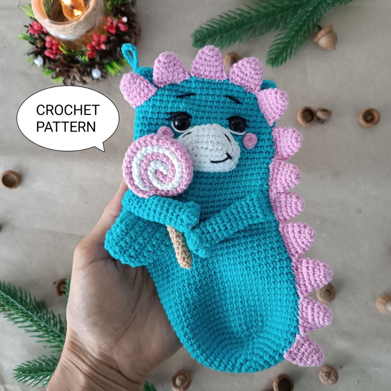 Crochet pattern Christmas stocking dragon, Christmas amigurumi stocking - 手工藝教學/工具書 - 其他材質 
