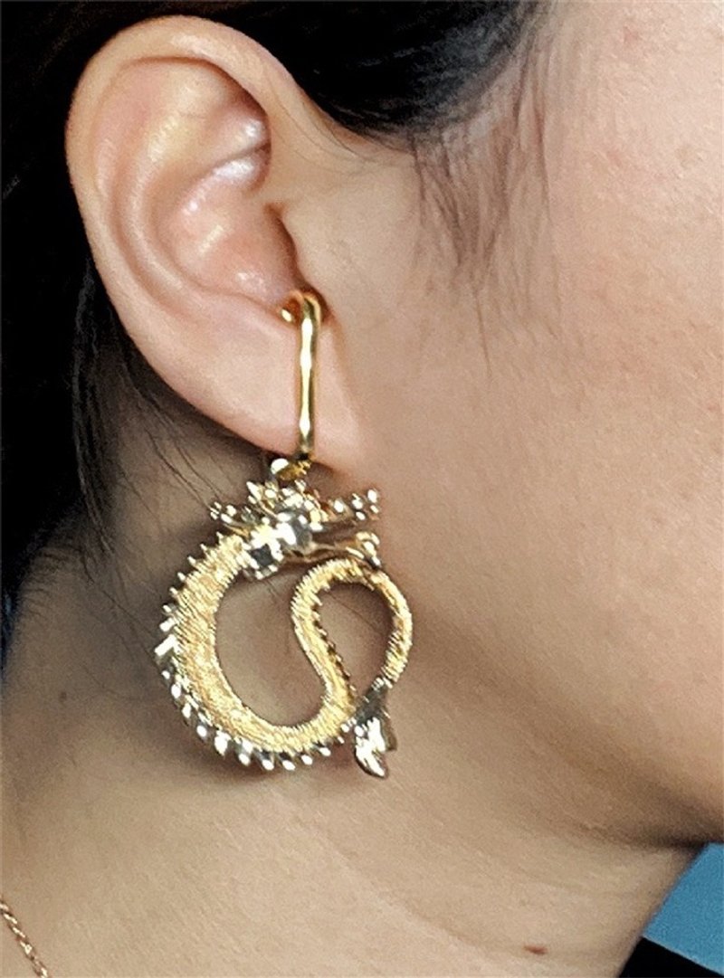 Hi Onion dragon pattern Chinese style niche exaggerated high-end personality ear clip no ear piercing earrings ear hook domineering - ต่างหู - วัสดุอื่นๆ 