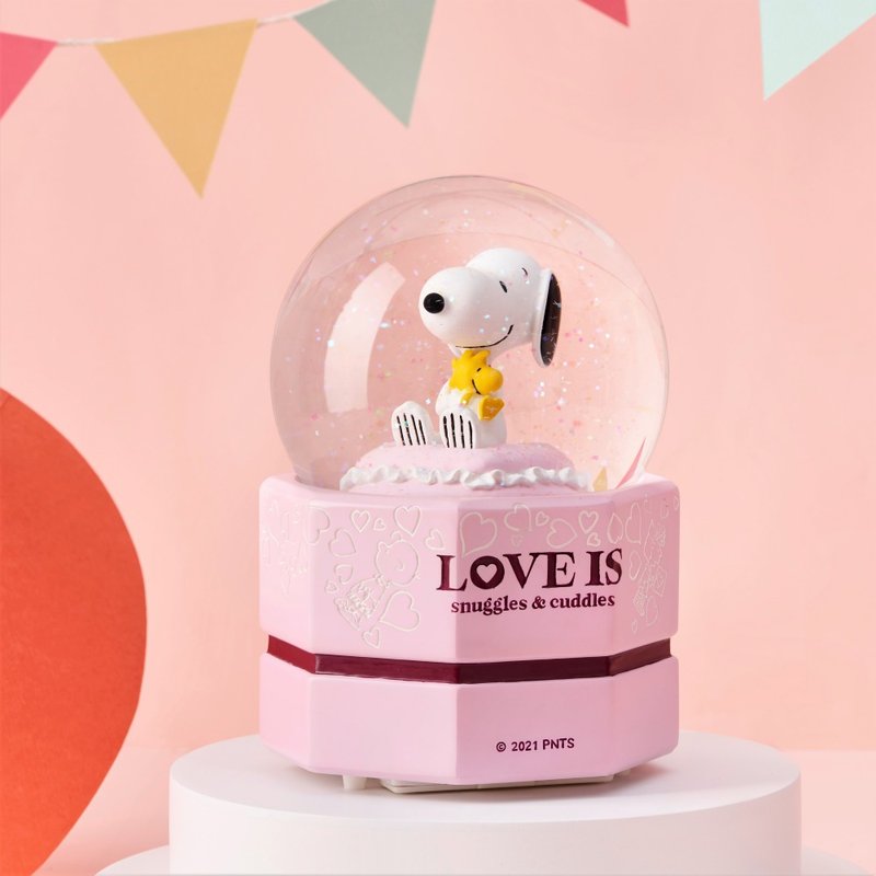 Snoopy LOVE IS Light Crystal Ball Music Box Christmas Moon Exchange Gift Wooden Stove - ของวางตกแต่ง - แก้ว 