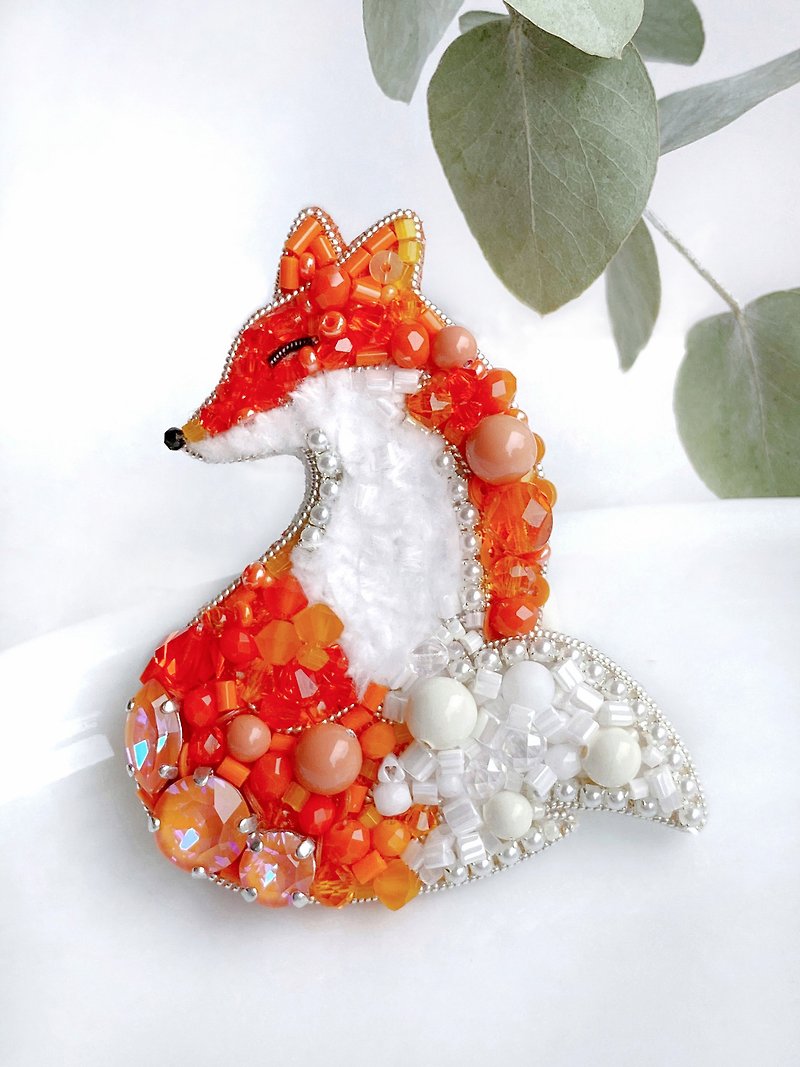 Fox Brooch Bead Embroidery Kitsune brooch Handmade Animal pin Cute Red Fox pin - 胸針 - 玻璃 橘色