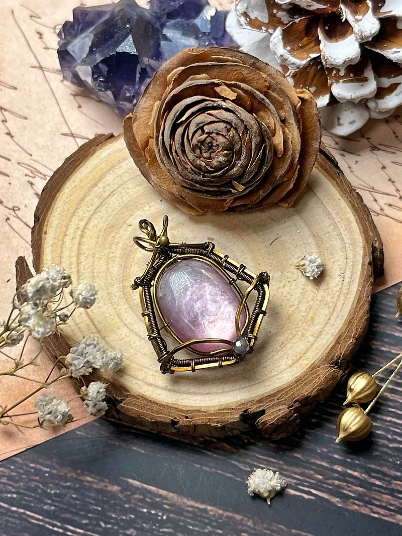 【ReBeand handmade】Lithium mica metal woven pendant - Necklaces - Semi-Precious Stones Purple