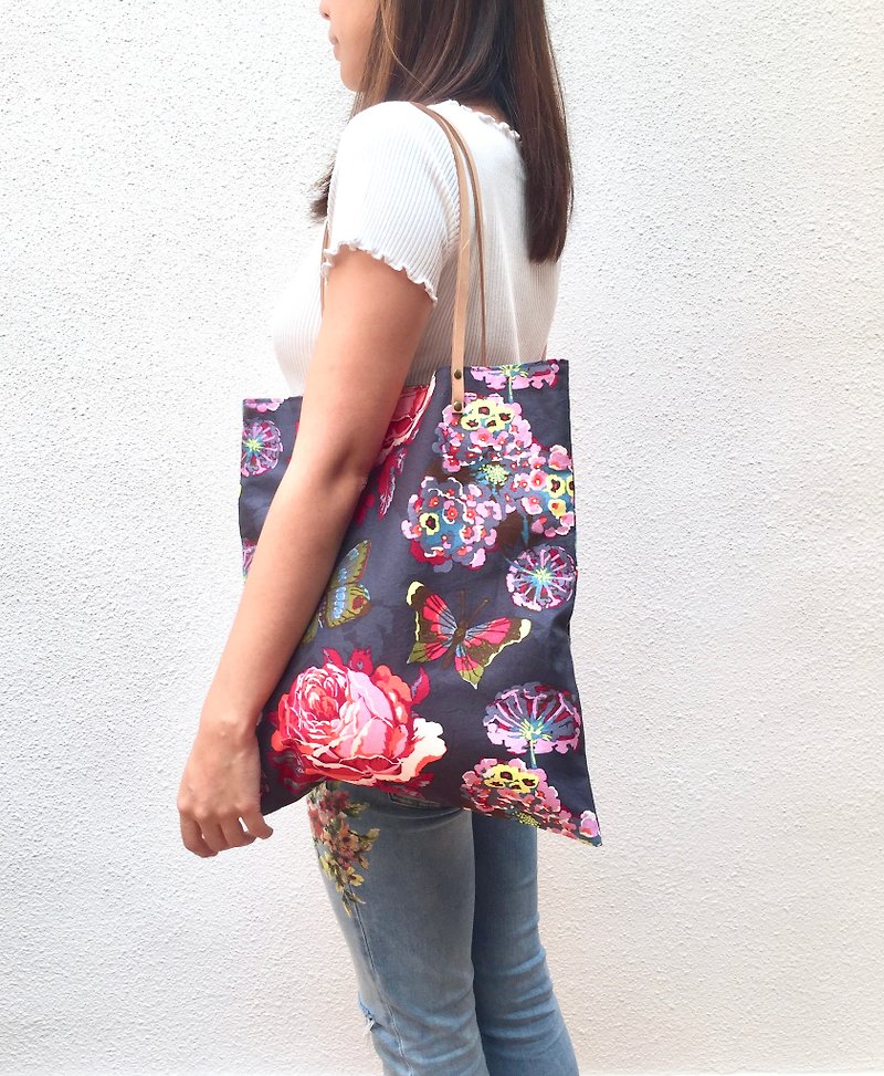 Large floral print tote bag with leather straps. Limited. - กระเป๋าแมสเซนเจอร์ - ผ้าฝ้าย/ผ้าลินิน สีเทา