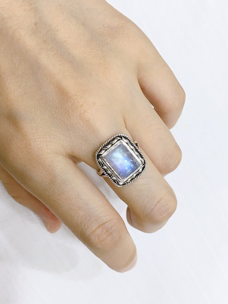 Moonstone Ring Nepalese Style Handmade 925 Sterling Silver - แหวนทั่วไป - เครื่องเพชรพลอย 