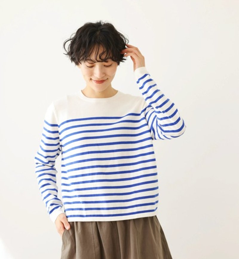 A reliable striped knit that you can wear at any time. Color-coordinated knit long-sleeved sweater in white and blue. 240918-1 - Women's Tops - Cotton & Hemp 