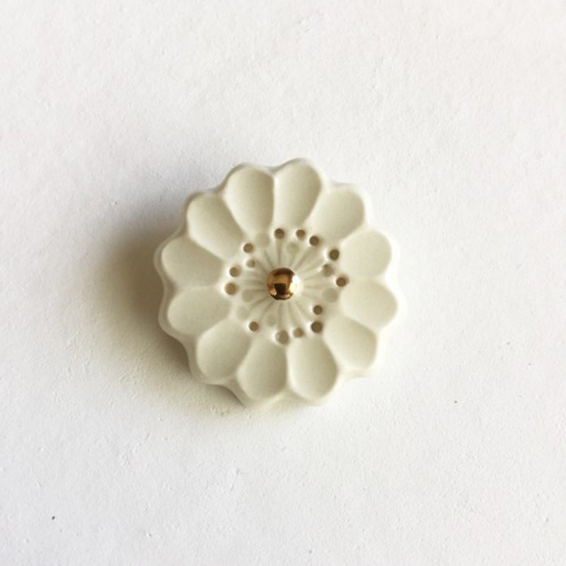 Ceramic brooch white flower lover - เข็มกลัด - ดินเผา ขาว