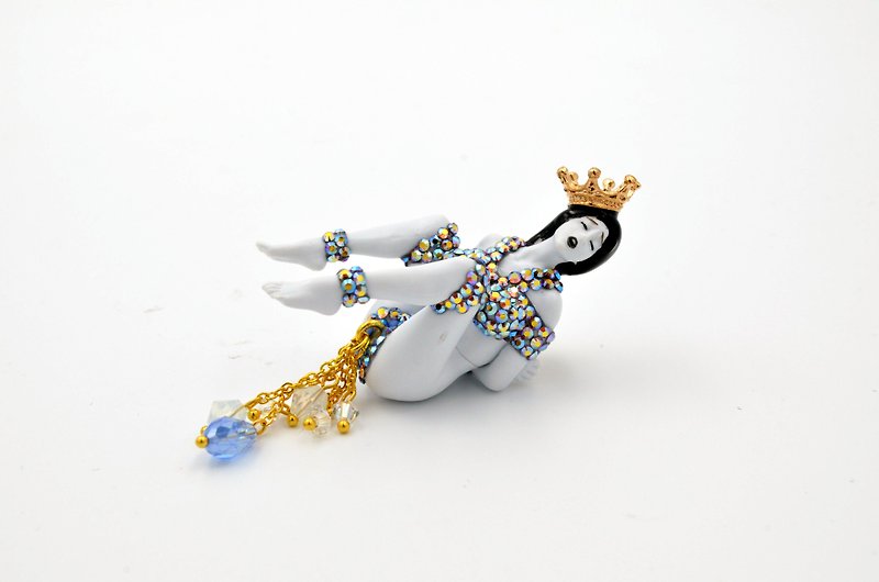 TIMBEE LO Secondary Creation Jewelry Wind Song Ji Queen Crystal Dress Heart Pin - เข็มกลัด - พลาสติก สีเทา