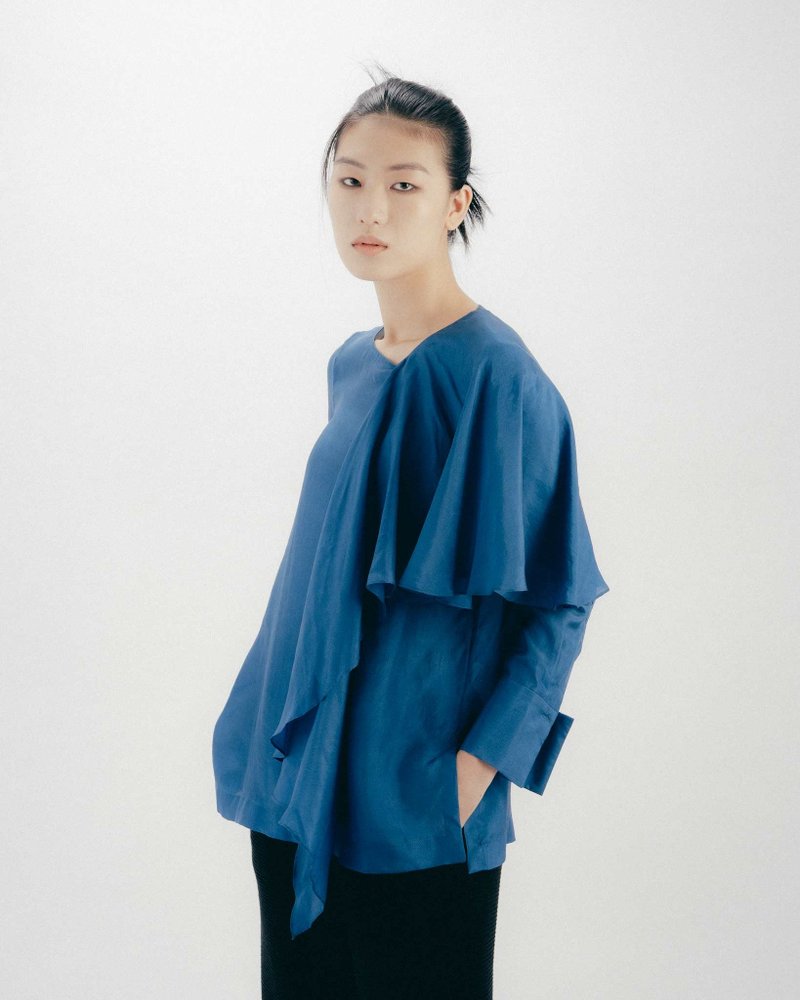 UUIN_藍蠶絲不對稱上衣 - 女上衣/長袖上衣 - 其他材質 藍色
