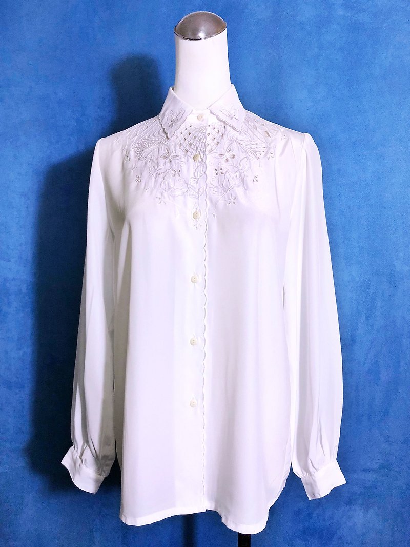 Butterfly embroidered long-sleeved vintage shirt / brought back to VINTAGE abroad - เสื้อเชิ้ตผู้หญิง - เส้นใยสังเคราะห์ ขาว