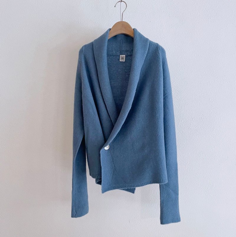 V-neck cross-button sweater jacket - blue - สเวตเตอร์ผู้หญิง - ขนแกะ สีน้ำเงิน