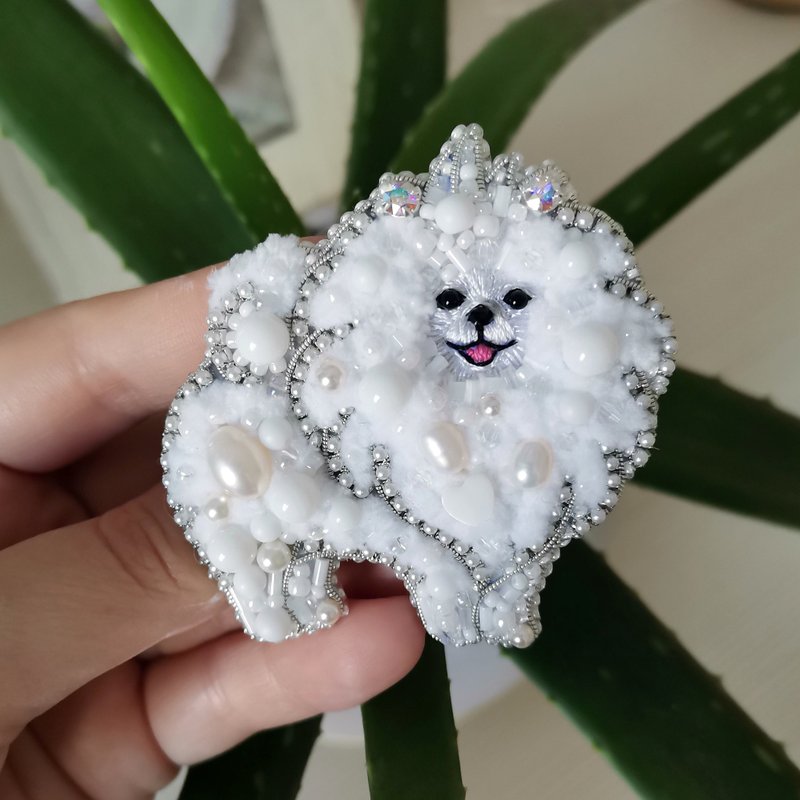 White pomeranian jewelry brooch, dog show number clip, pet portrait - 胸針 - 玻璃 白色