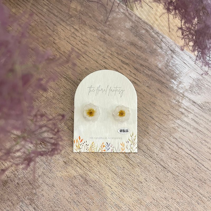 | AU03    MT ANNAN | Dried Flower Earrings - Earrings & Clip-ons - Plants & Flowers White