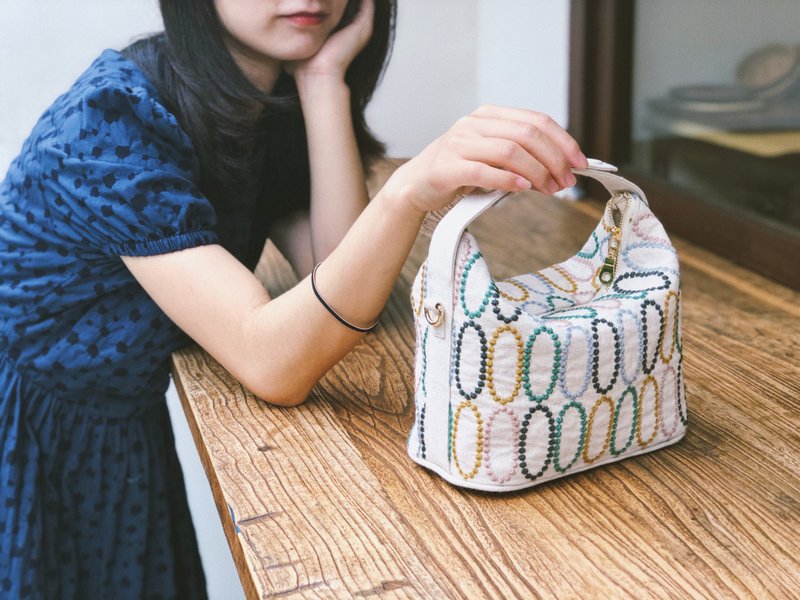 Minagawa style embroidered circle pattern tofu bag portable messenger bag for girlfriend - กระเป๋าถือ - ผ้าฝ้าย/ผ้าลินิน หลากหลายสี