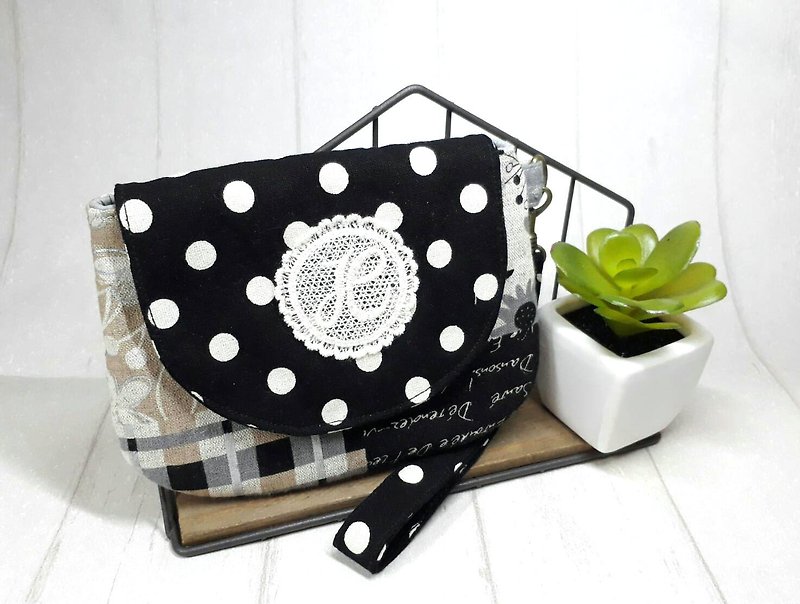 [Flower 漾 cosmetic bag] season change - Toiletry Bags & Pouches - Cotton & Hemp Black