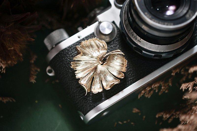 [Old jewelry/Western old pieces] VINTAGE lotus leaf shape pale gold vintage brooch - เข็มกลัด - โลหะ สีทอง
