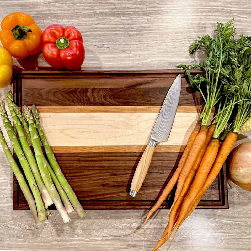 Designed in New York North American Hardwood Cutting Board - ถาดเสิร์ฟ - ไม้ สีนำ้ตาล