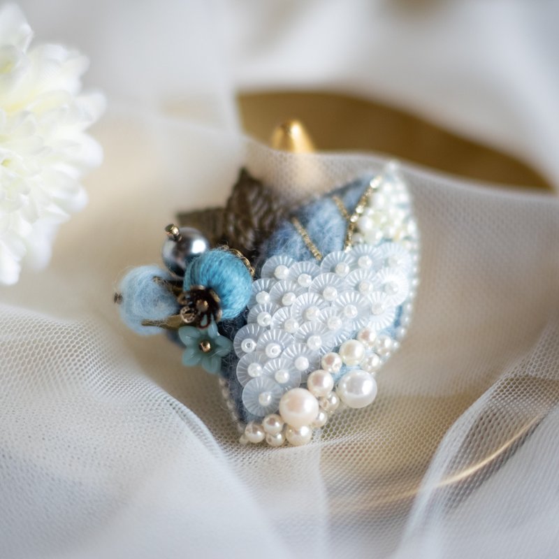 Blue Leaf Beaded Brooch, Felt and Sequins - เข็มกลัด - ผ้าฝ้าย/ผ้าลินิน สีน้ำเงิน