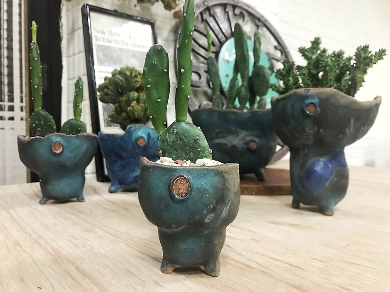 【Hand-Built Pottery Succulent Pot 】Big-headed blue alien/comforting gift/cactus - ตกแต่งต้นไม้ - ดินเผา สีน้ำเงิน