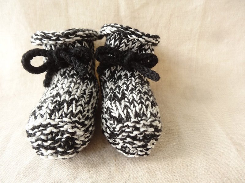 Wool cotton baby booties black - ผ้ากันเปื้อน - ผ้าฝ้าย/ผ้าลินิน สีดำ