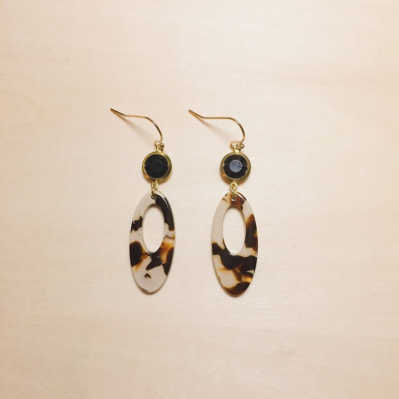 Vintage coffee jelly mixed color hollow oval long earrings - ต่างหู - เรซิน สีดำ