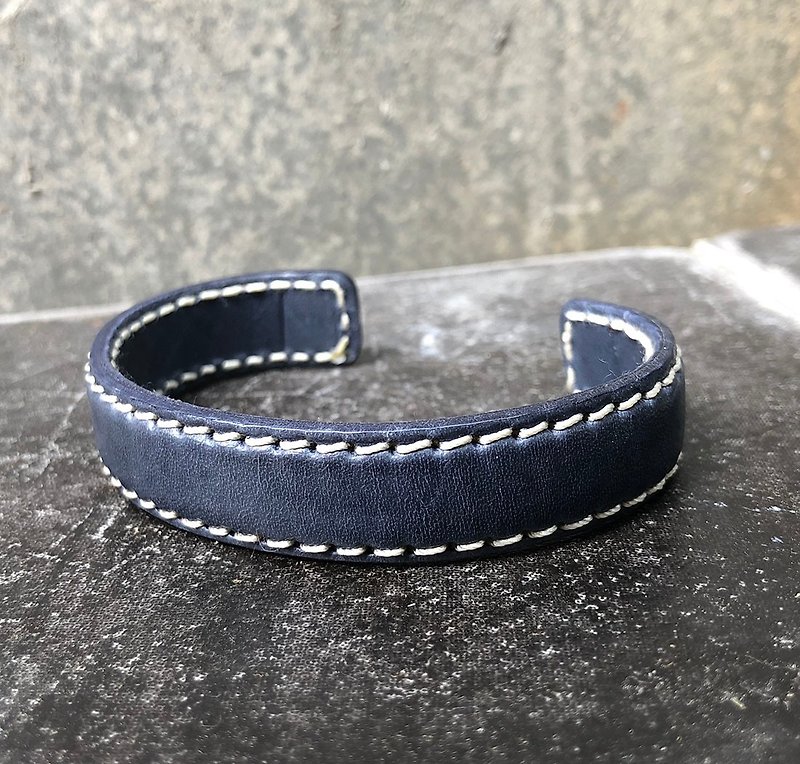 Daily concave hard leather ring adjustable bracelet can be branded Color blue - สร้อยข้อมือ - หนังแท้ สีน้ำเงิน