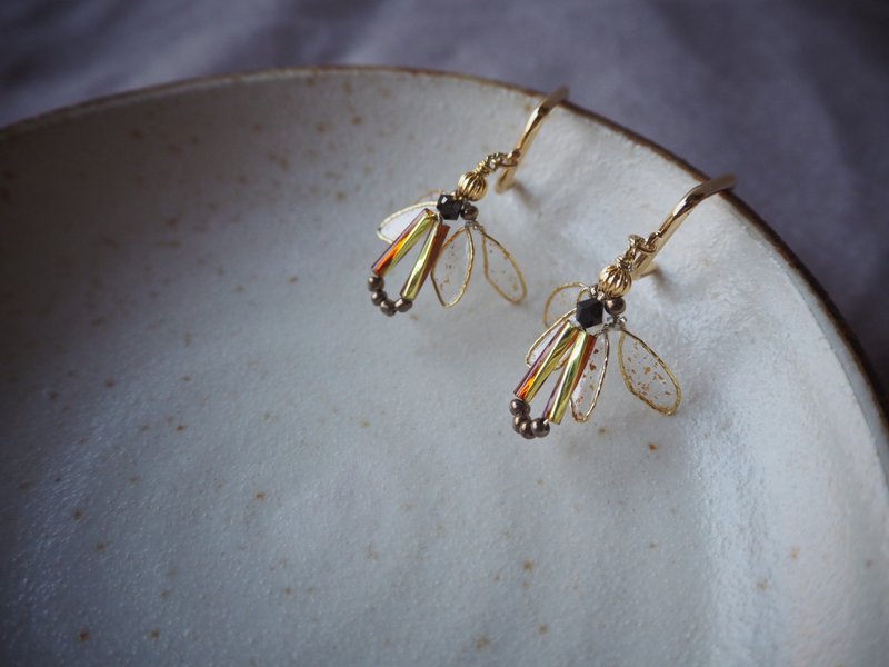 Pianpian bee picking bee shape resin earrings - ต่างหู - เรซิน สีส้ม