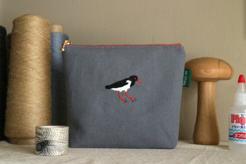 Three-dimensional universal zipper bag cosmetic bag/hand-embroidered oyster plover - Toiletry Bags & Pouches - Cotton & Hemp Gray