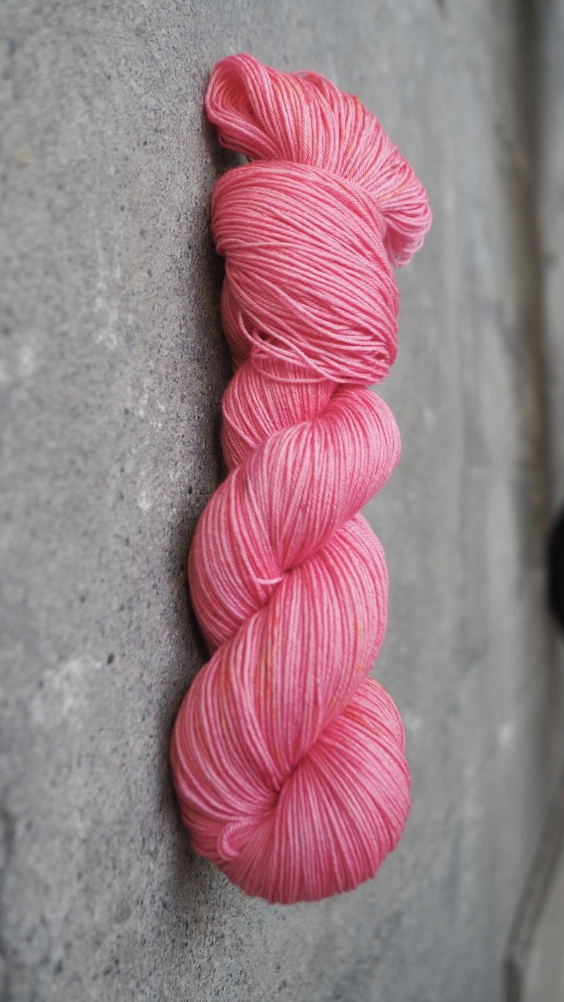 粉珊瑚-手染編織襪線-4ply-超水洗美麗諾 - 編織/刺繡/羊毛氈/縫紉 - 羊毛 粉紅色