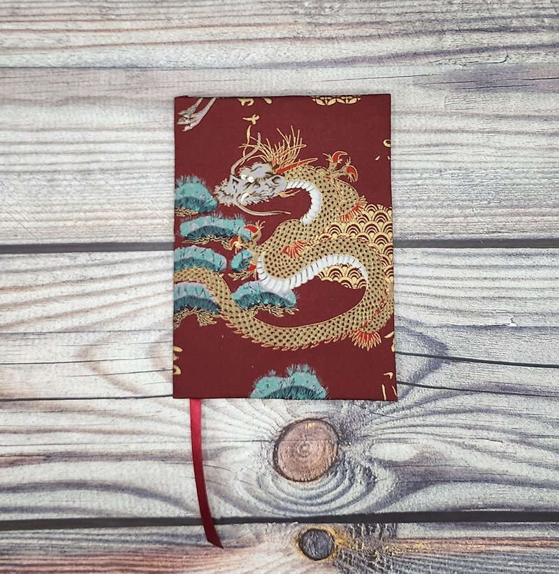 龍と白鳥模様の布製ブックカバー（赤地） - ブックカバー - その他の素材 