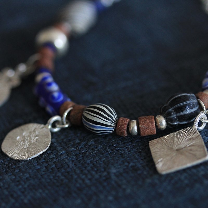 Handmade silver charms and glass-paste beads bracelet in blue (B0060) - 手鍊/手環 - 其他金屬 藍色