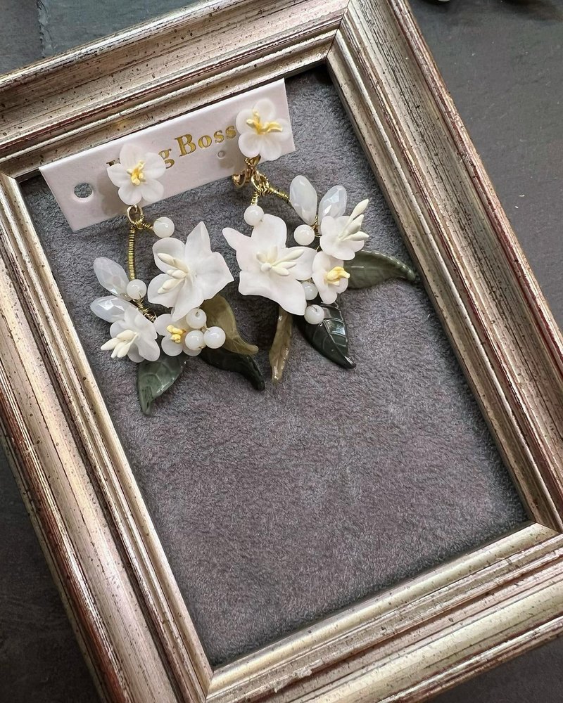 Fake boss lady king_boss ceramic yellow stamen white flower wreath earrings set - ต่างหู - ดินเผา ขาว