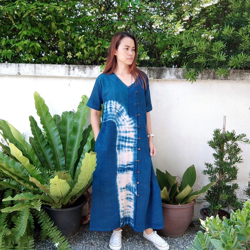 Maxi Tie Dye Dress V-neck Short Sleeves Wood Button - 洋裝/連身裙 - 棉．麻 藍色