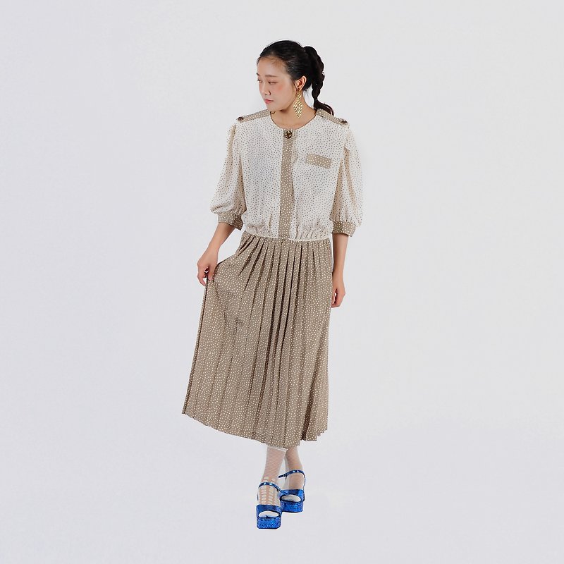 [Egg plant vintage] Guangsong snow dot print short-sleeved vintage dress - ชุดเดรส - เส้นใยสังเคราะห์ 