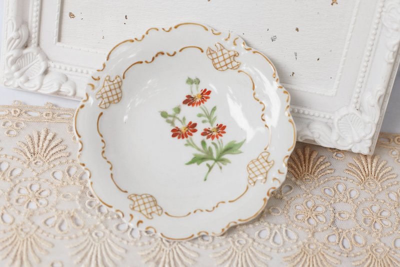 [Good day fetish] German antique ceramic hand-painted flower platter. Dessert plate. Decoration - จานเล็ก - ดินเผา ขาว