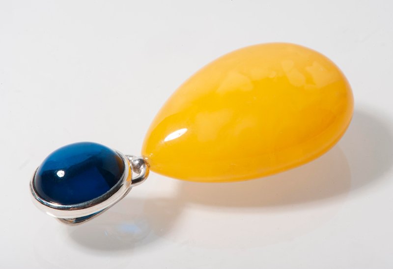 Stylish pendant made of amber, Gorgeous pendant in yellow and blue colors - สร้อยคอ - เครื่องประดับพลอย สีเหลือง