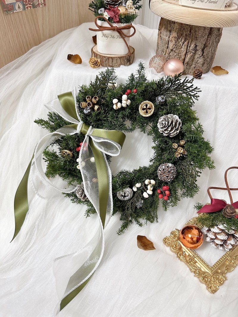 Everlasting Cedar Christmas Wreath S - ช่อดอกไม้แห้ง - พืช/ดอกไม้ สีเขียว