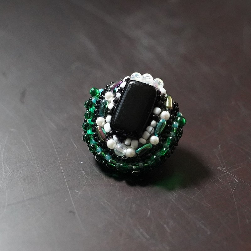 とても軽いおゃべりなブローチ35 ビーズ刺繍のブローチ　マルチカラー - 胸針 - 塑膠 黑色